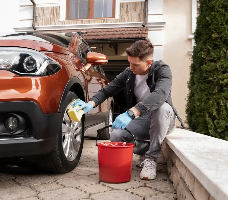 Lavage auto à domicile Béruges : professionnel intervenant sur un véhicule